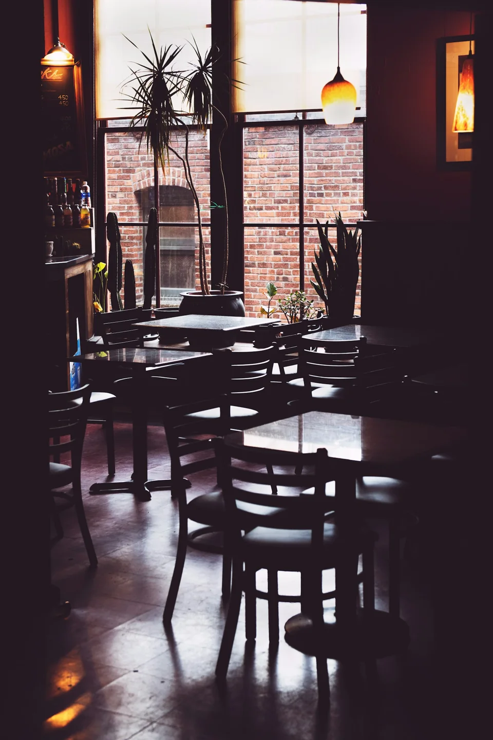 O măsuță primitoare lângă fereastră